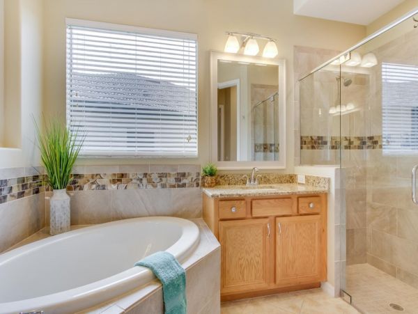 Three Bedroom Home in Fort Myers with Caged Pool & Spa