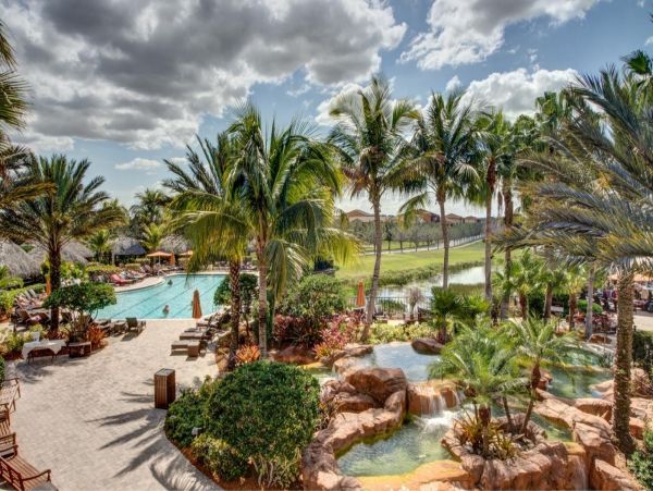 Three Bedroom Home in Fort Myers with Caged Pool & Spa