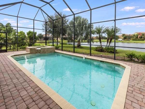 Three Bedroom Home in Fort Myers with Caged Pool & Spa
