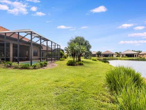Three Bedroom Home in Fort Myers with Caged Pool & Spa