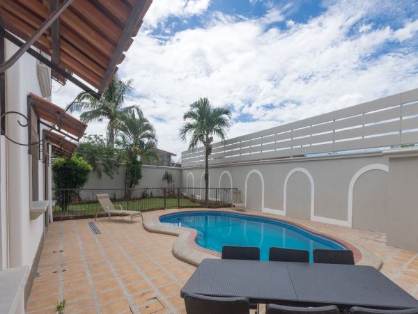 Four Bedroom Vacation Villa in Jaco Close to Beach