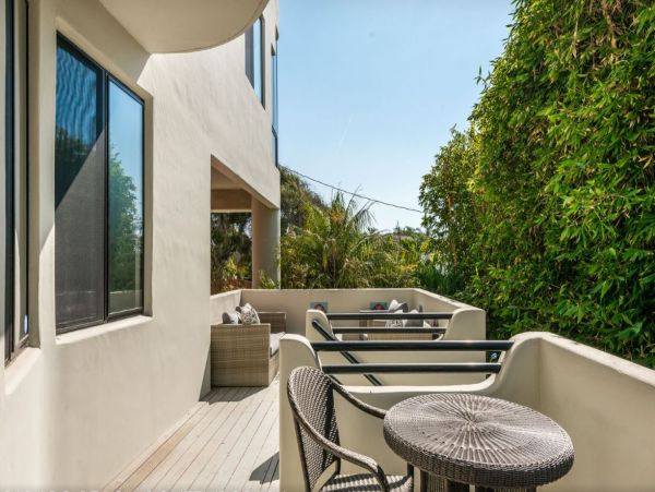 Beautiful Vacation Rental Home with Beach Access Sleeps 8