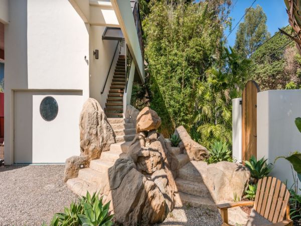 Beautiful Vacation Rental Home with Beach Access Sleeps 8