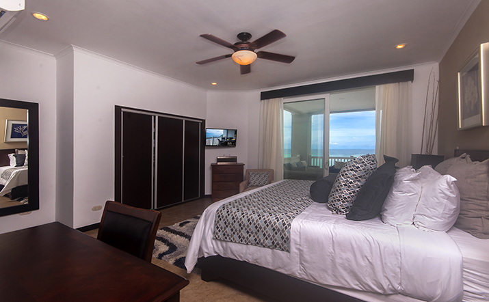 Luxury Three Bedroom King, Queen, Queen Beds