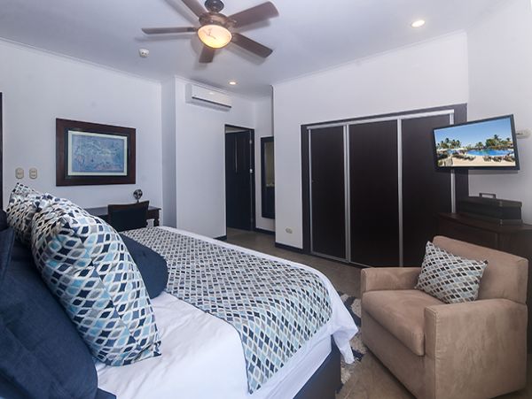 Luxury Three Bedroom King, Queen, Queen Beds