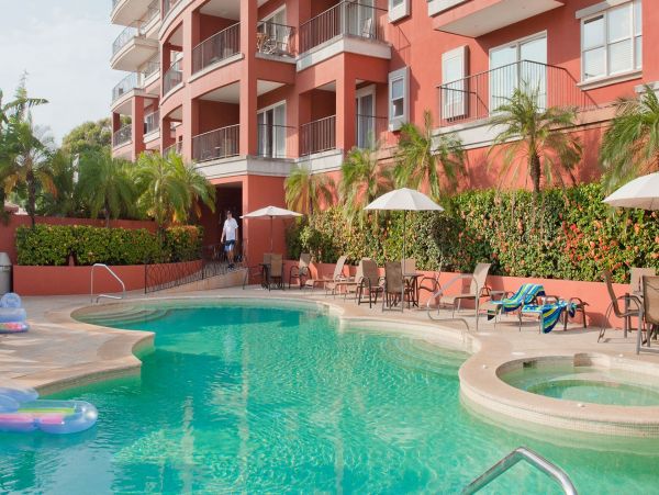 Lovely Complex Walk to Dining & Shopping
