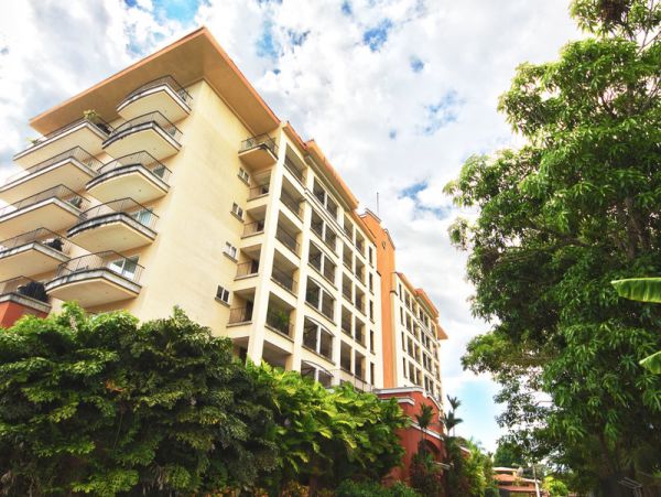 Lovely Complex Walk to Dining & Shopping