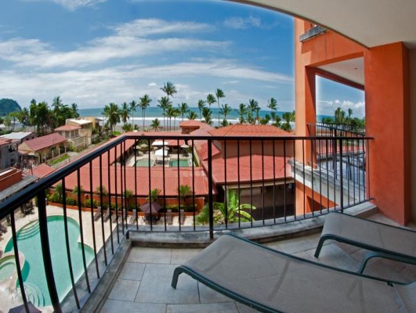 Beautiful Vacation Condo with Communal Pool & Hot Tub