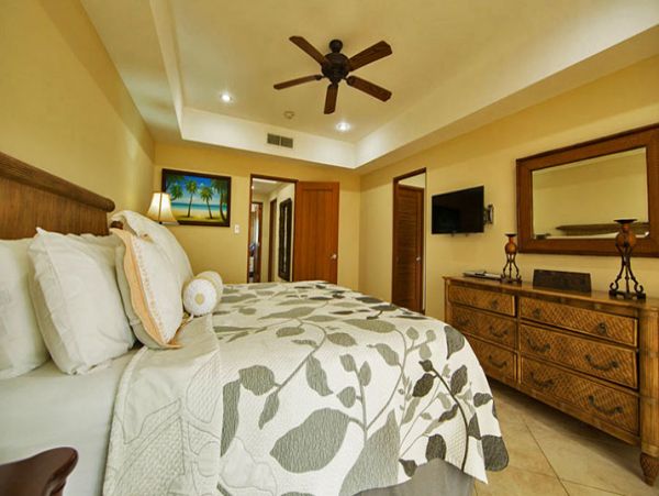 Beautiful Vacation Condo with Communal Pool & Hot Tub