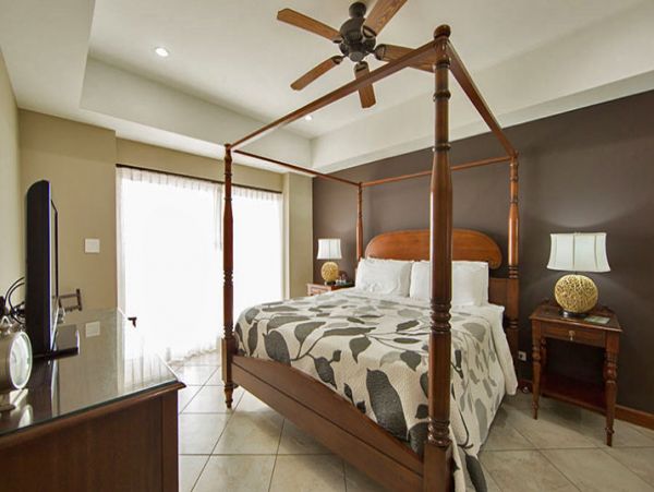 Beautiful Vacation Condo with Communal Pool & Hot Tub