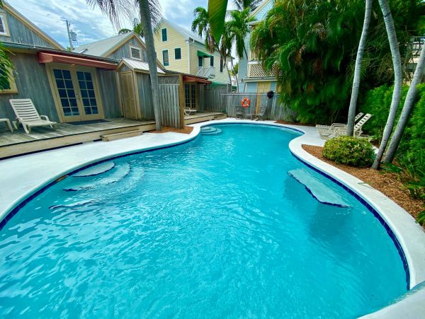 Twin Cottages with 2 bedrooms each close to Duval Street