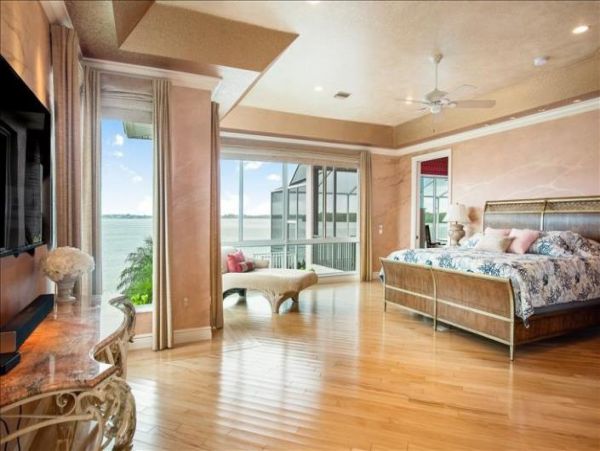 Luxurious Englewood Bayfront Home with Stunning Views