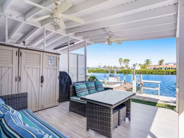 Lovely Canalfront Vacation Home in Key Colony Beach Sleeps 4