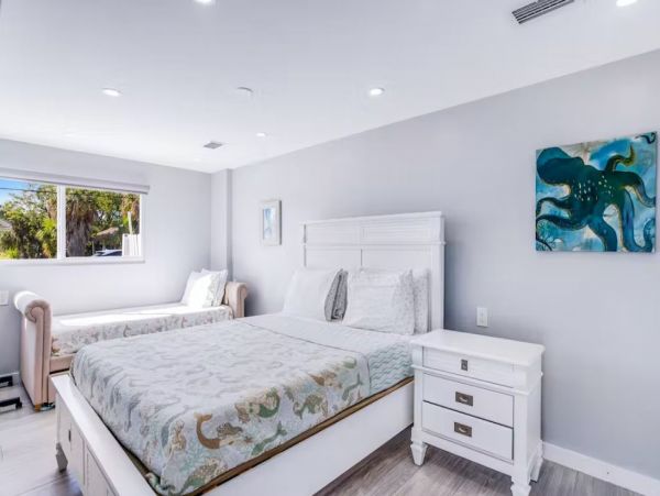 Lovely Canalfront Vacation Home in Key Colony Beach Sleeps 4