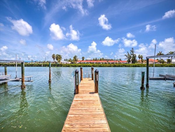 Lovely Canalfront Vacation Home in Key Colony Beach Sleeps 4