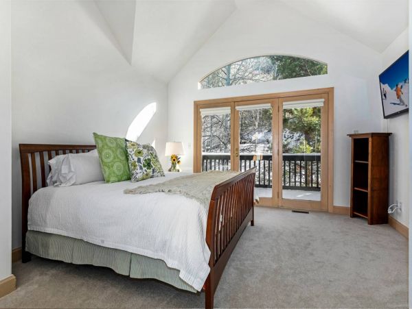 Vail 4 Bedroom Plus Bonus Room Walk to Lift Vacation Home