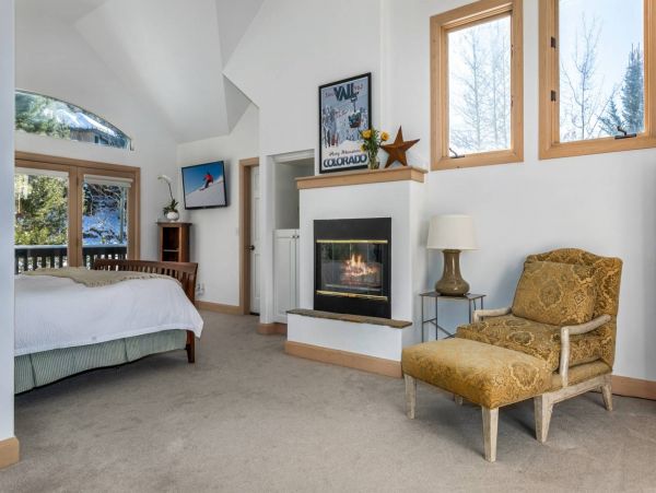 Vail 4 Bedroom Plus Bonus Room Walk to Lift Vacation Home