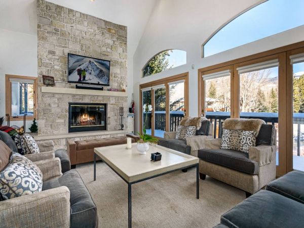 Vail 4 Bedroom Plus Bonus Room Walk to Lift Vacation Home