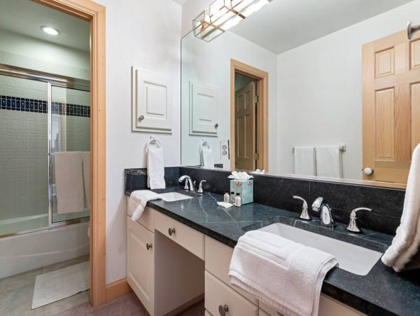 Vail 4 Bedroom Plus Bonus Room Walk to Lift Vacation Home