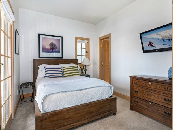 Vail 4 Bedroom Plus Bonus Room Walk to Lift Vacation Home