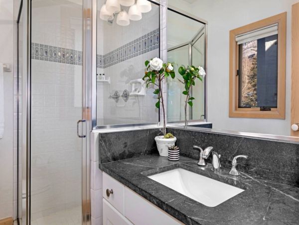 Vail 4 Bedroom Plus Bonus Room Walk to Lift Vacation Home