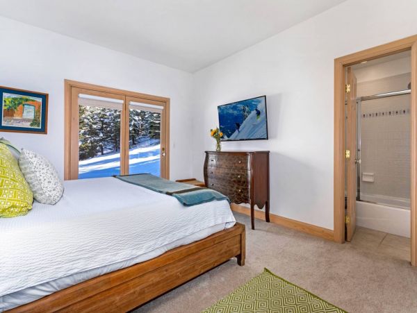 Vail 4 Bedroom Plus Bonus Room Walk to Lift Vacation Home