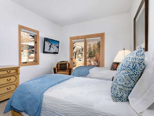 Vail 4 Bedroom Plus Bonus Room Walk to Lift Vacation Home