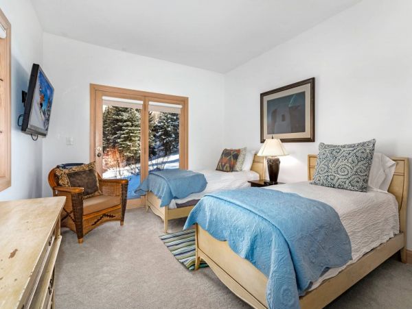 Vail 4 Bedroom Plus Bonus Room Walk to Lift Vacation Home