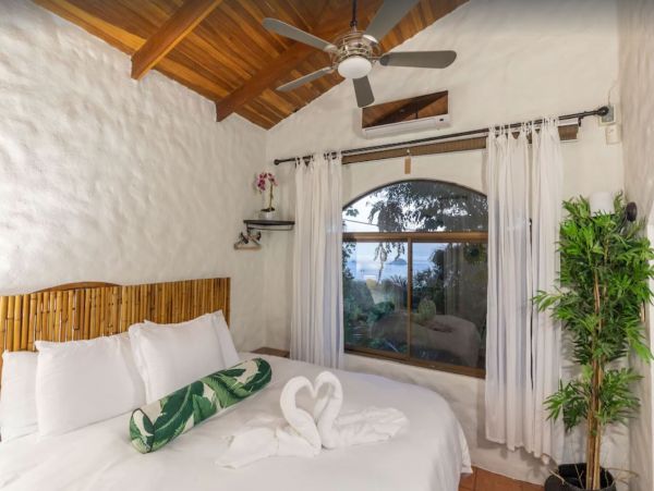 Four Bedroom Vacation Villa in Puntarenas with Private Pool