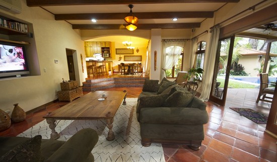 Four Bedroom Vacation Villa in Jaco with Private Pool Sleeps 8