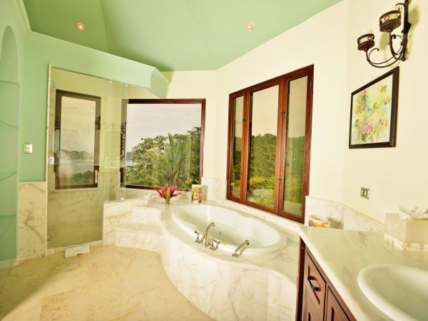 5 Bedrooms Luxury Vacation Home in Jaco with Amazing Views