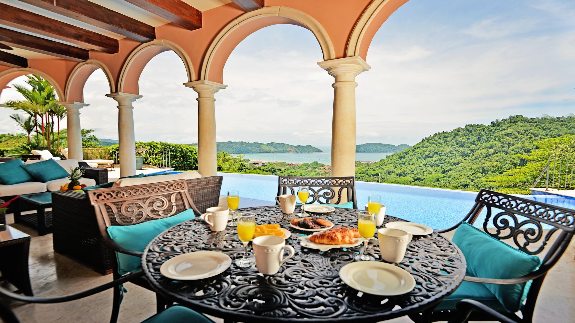 5 Bedrooms Luxury Vacation Home in Jaco with Amazing Views