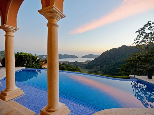 5 Bedrooms Luxury Vacation Home in Jaco with Amazing Views