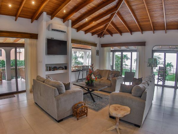 Seven Bedroom Rental Pool Villa Beachfront Flamingo