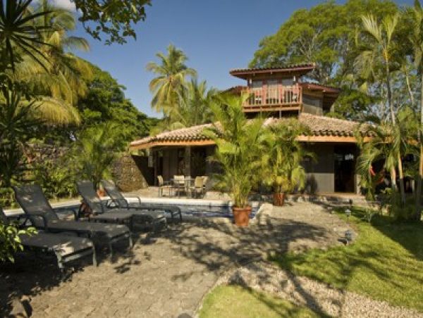 Beachfront Villa with big  pool at Playa Potrero
