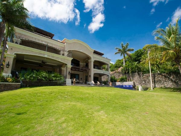 Luxury Six Bedroom Flamingo Villa Steps from Beach