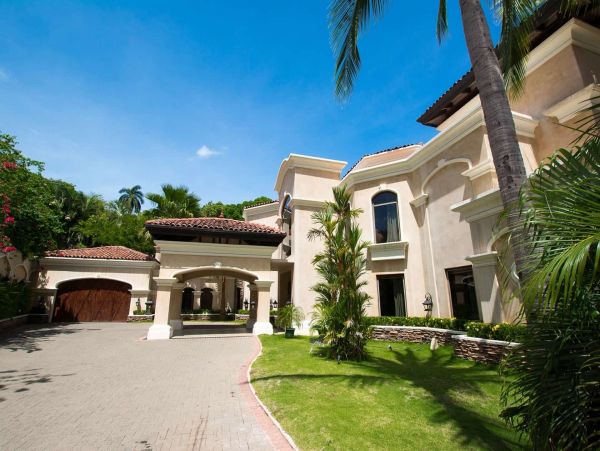 Luxury Six Bedroom Flamingo Villa Steps from Beach
