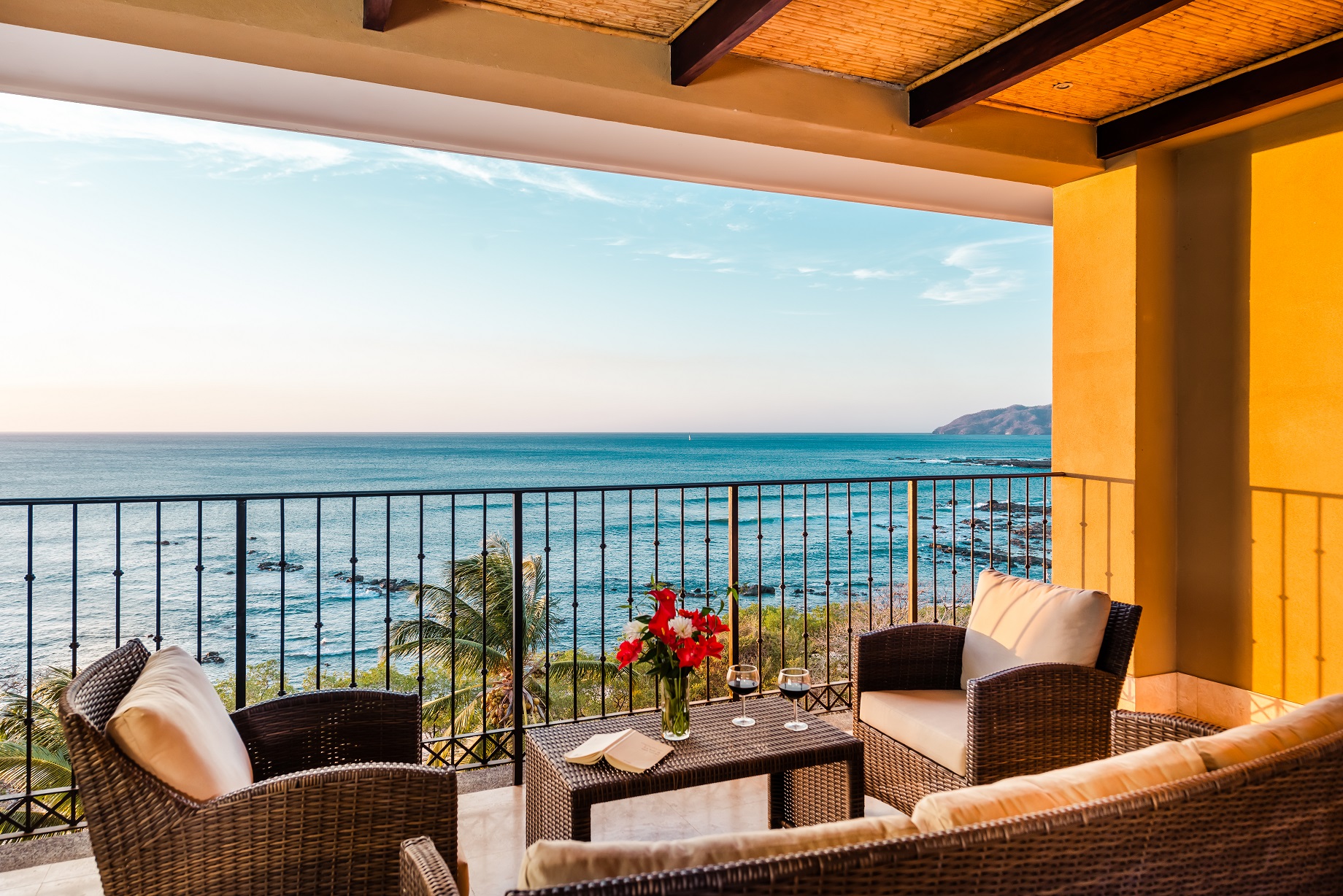 Beachfront Condo with amazing Ocean Views