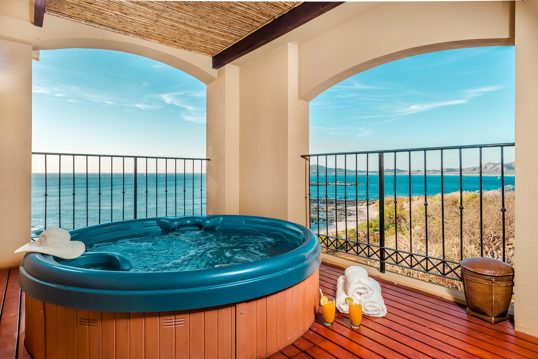 Beachfront Condo with amazing Ocean Views
