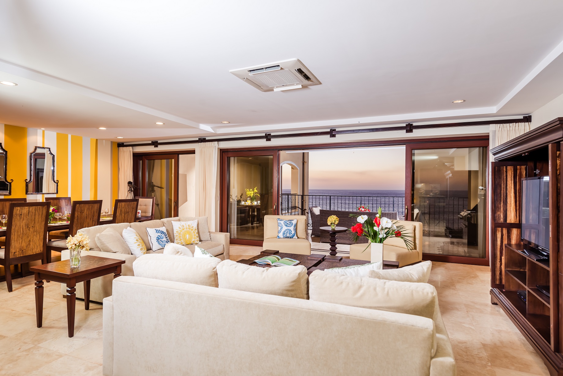 Beachfront Condo with amazing Ocean Views