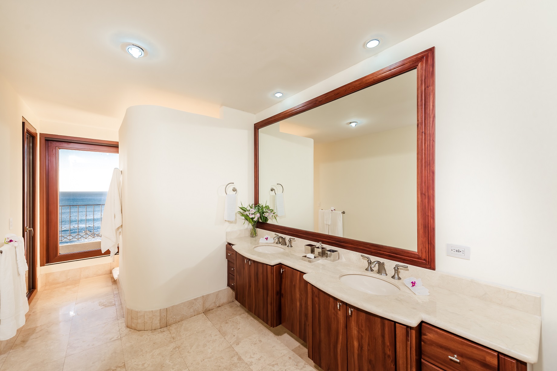 Beachfront Condo with amazing Ocean Views