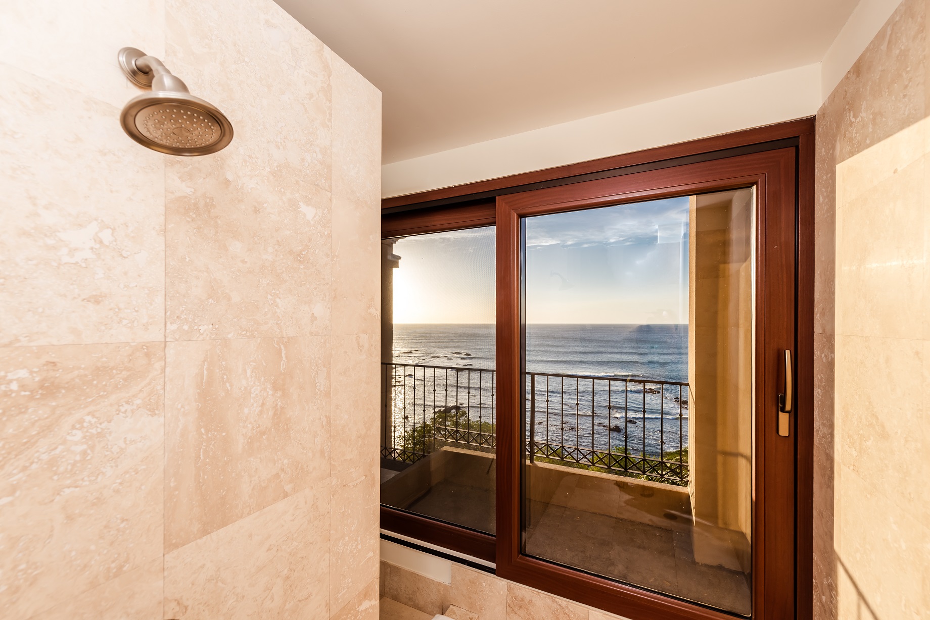 Beachfront Condo with amazing Ocean Views
