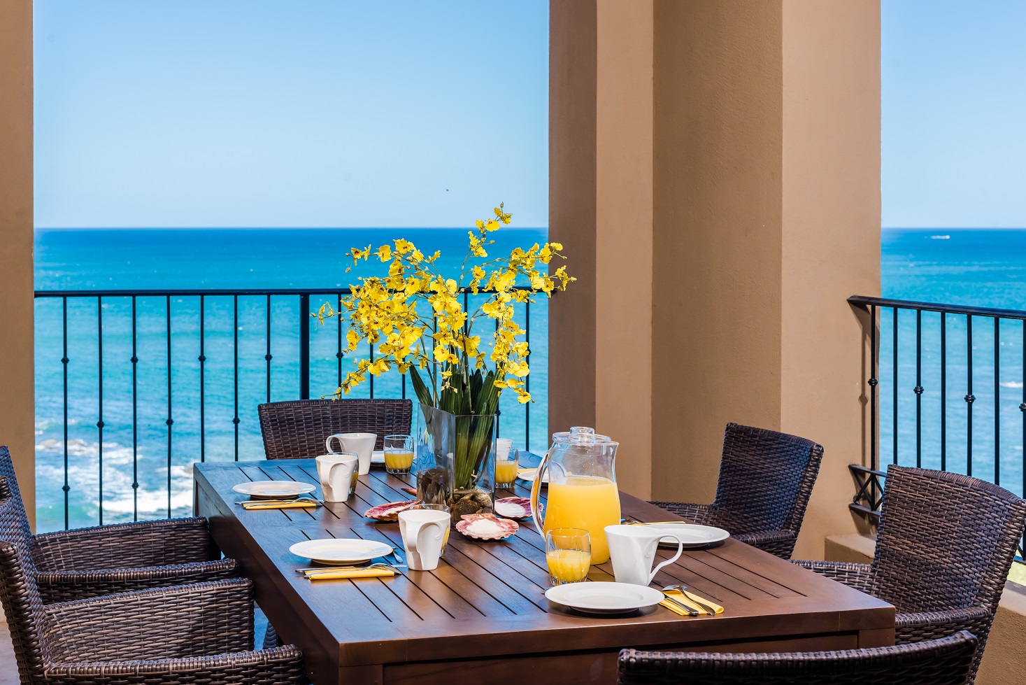 Beachfront Condo with amazing Ocean Views