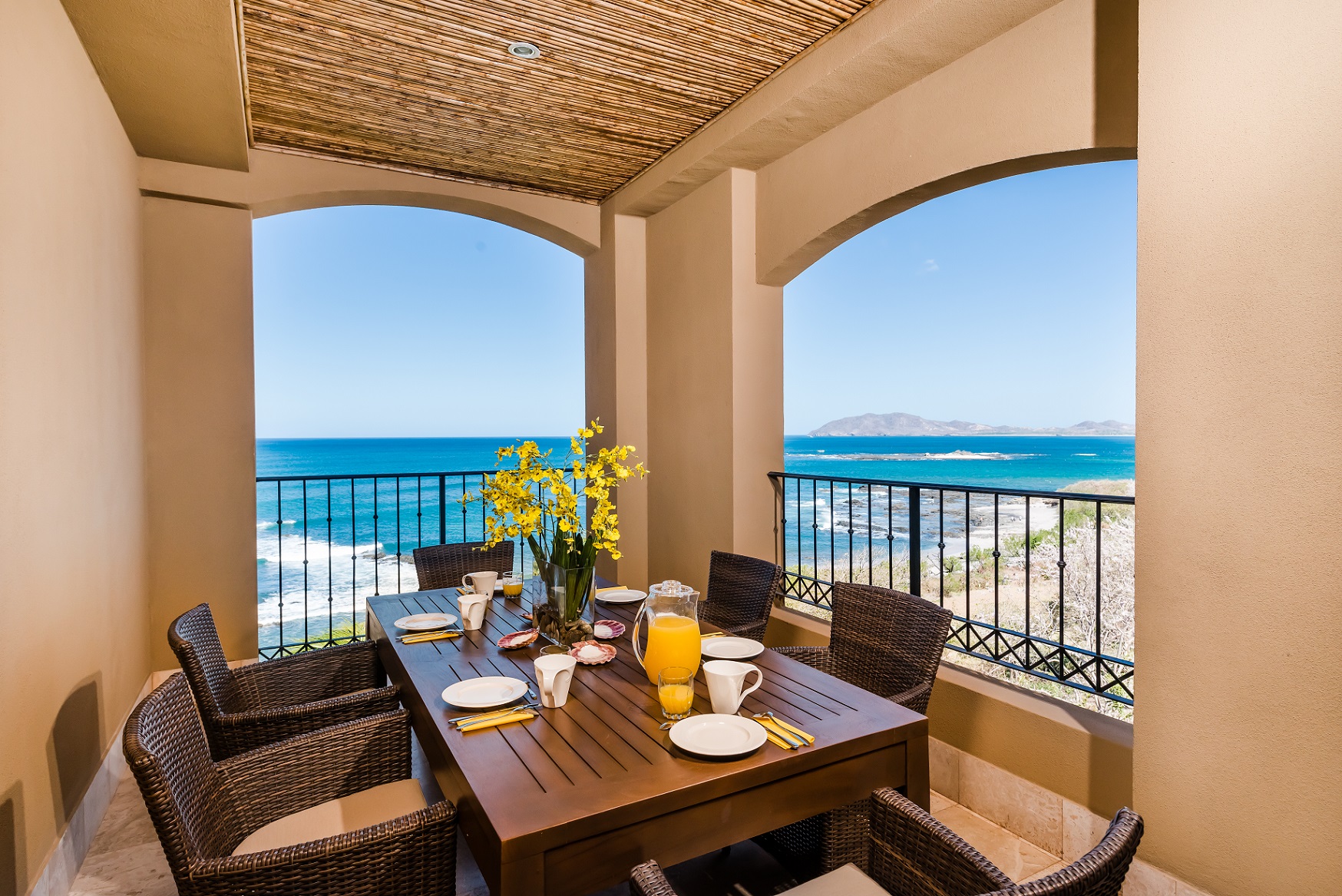 Beachfront Condo with amazing Ocean Views