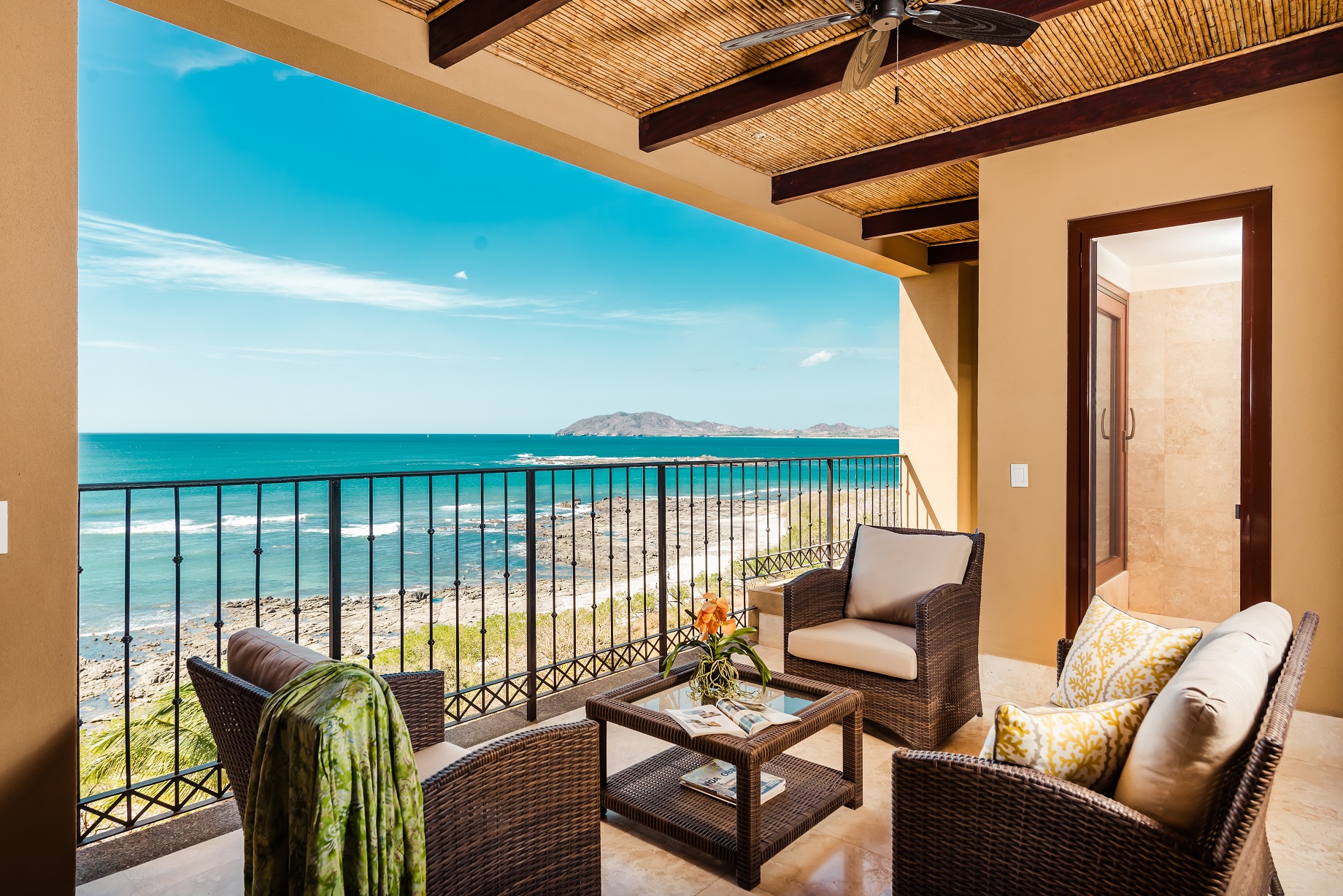 Beachfront Condo with amazing Ocean Views