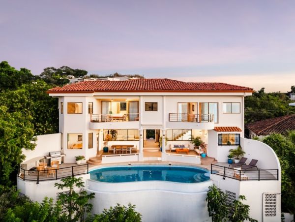 Four Bedroom Home with Infinity Pool & Ocean View