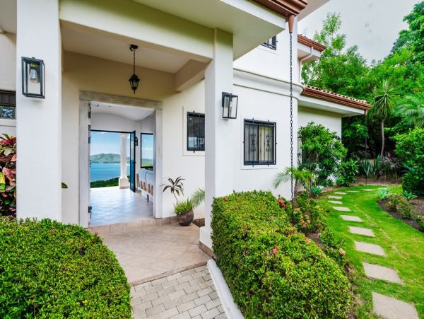 Four Bedroom Home with Infinity Pool & Ocean View