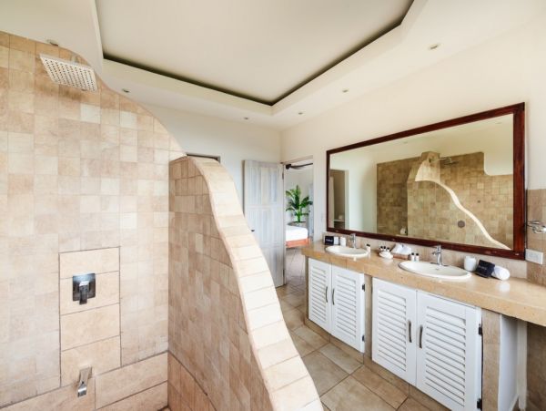 Four Bedroom Home with Infinity Pool & Ocean View