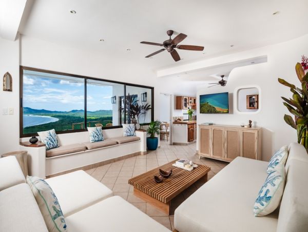 Four Bedroom Home with Infinity Pool & Ocean View