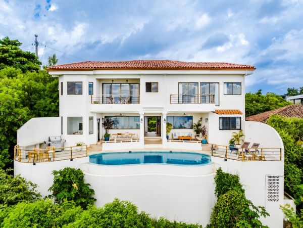 Four Bedroom Home with Infinity Pool & Ocean View